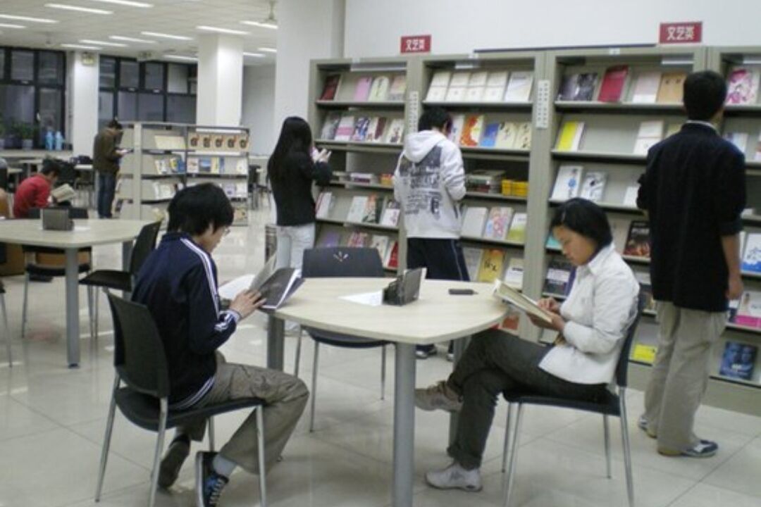 将来“没前途”的大学生，毕业找工作都成问题，名校学生也没用