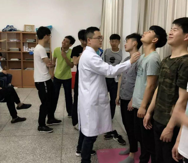 高考体检要脱得“一丝不挂”吗，体检医生很无奈：学生们都想啥呢