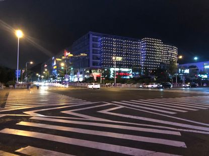 青岛酒吧看世界杯(青岛夜经济迷思：被禁止的野馄饨和被官方扶持的酒吧一条街)