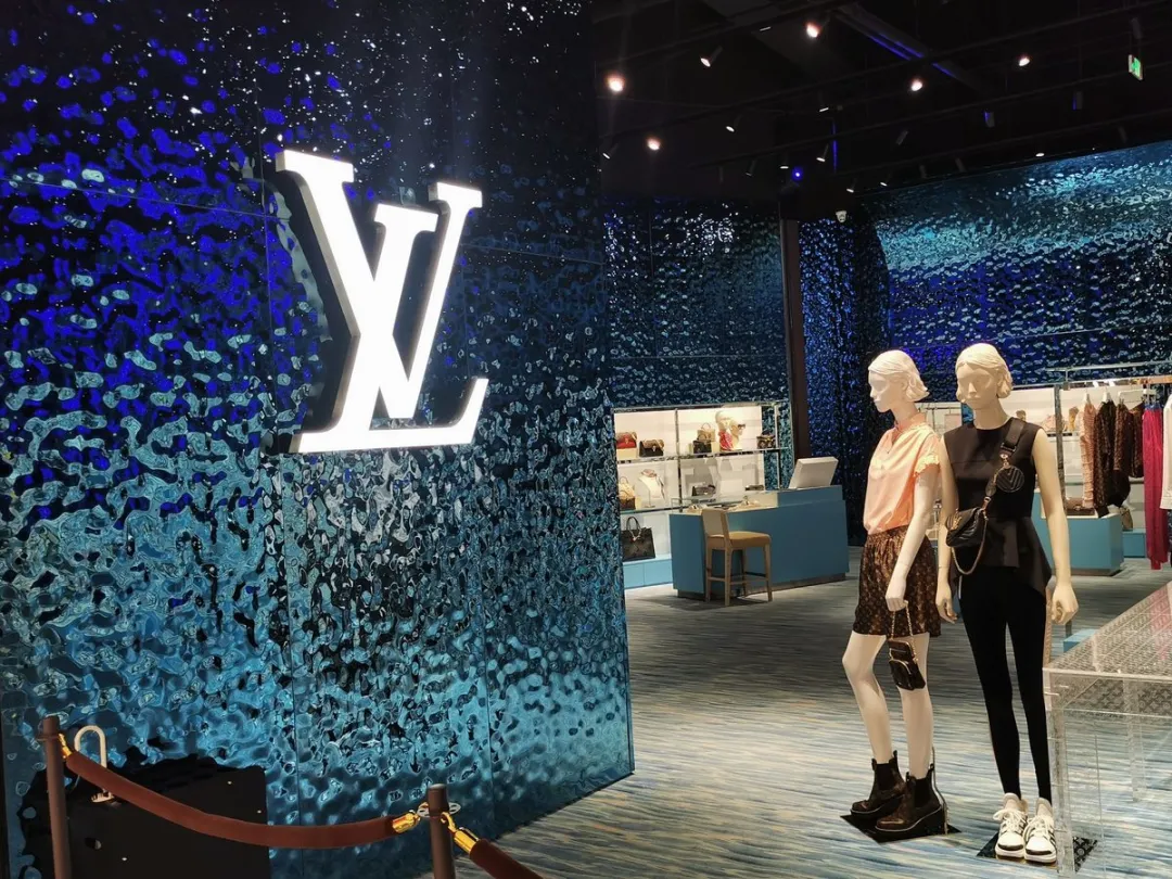 LVMH是路威酩轩集团，奢侈品行业三巨头之一，拥有众多奢侈品牌。