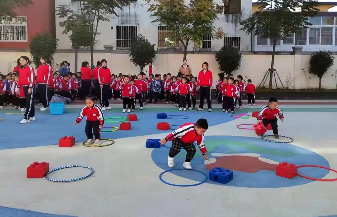 南阳市第二完全学校幼儿园萌娃出击 快乐运动