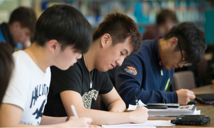 18年前他偷走高考试卷，准备好答案去考试，结果拿到试卷崩溃了