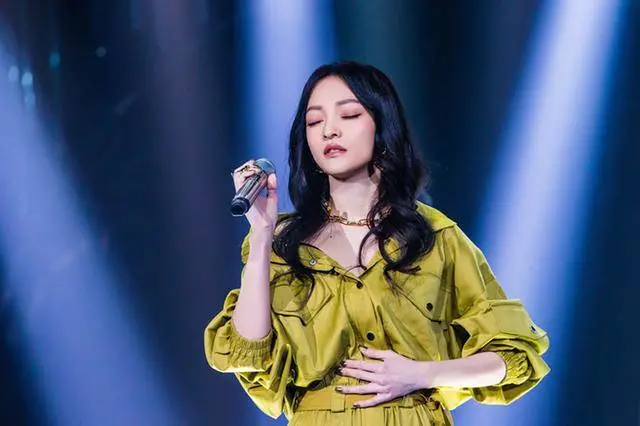 妈妈不疼、舅舅不爱,还遭闺蜜伤害,张韶涵的遭遇,没那么简单