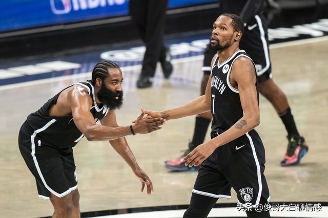 nba为什么换篮球(篮球总冠军是球队的！NBA为什么要说成个人的？现在抱团全是假象)