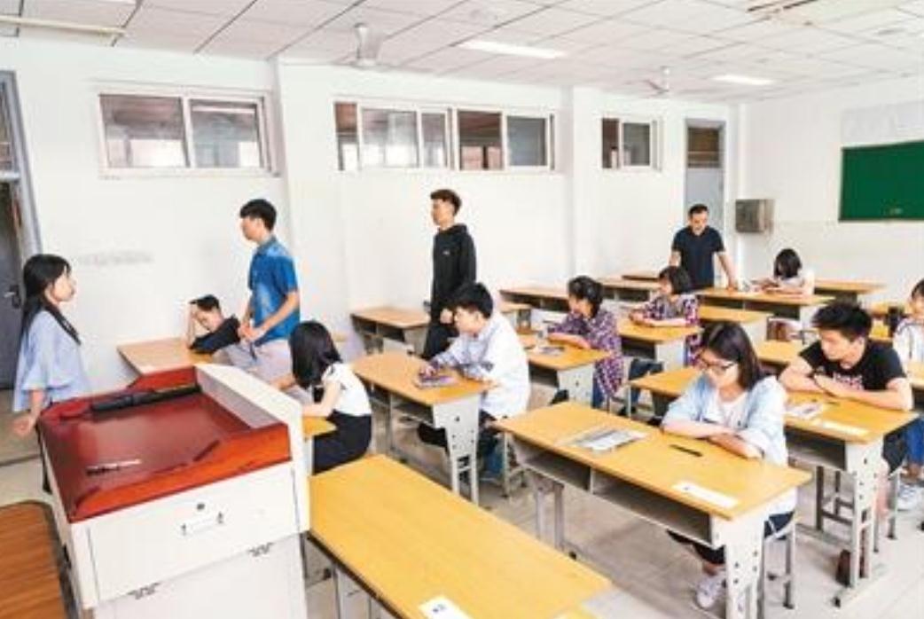 为什么高考不建议穿“校服”？监考老师给出解释，考生别不在意