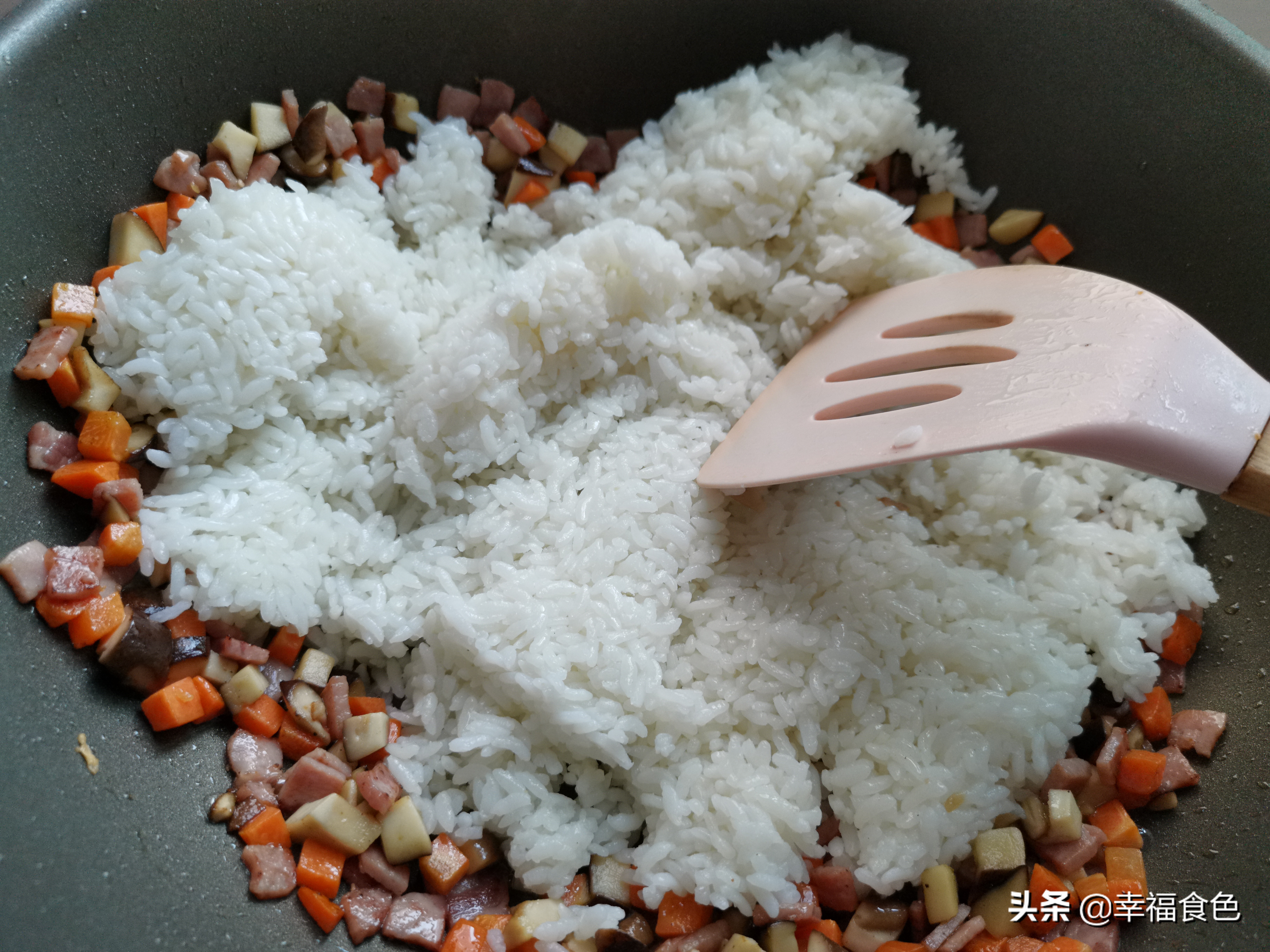 老干妈炒饭怎么做（家常美味老干妈炒饭锁住家人的胃）