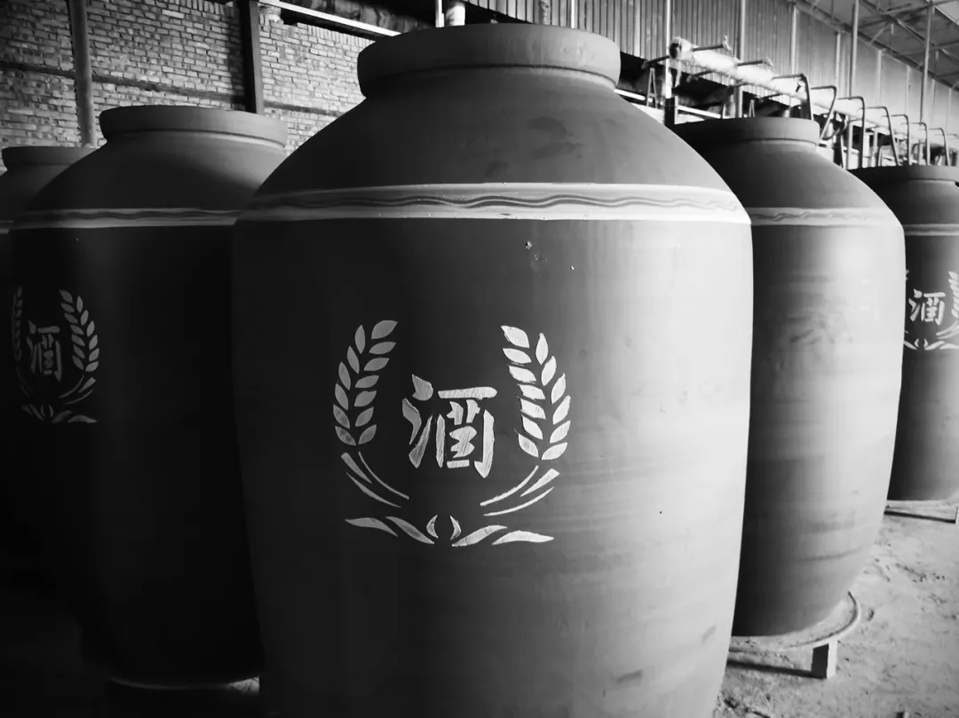 “茅台镇上的酒厂”都用这里产的酒坛