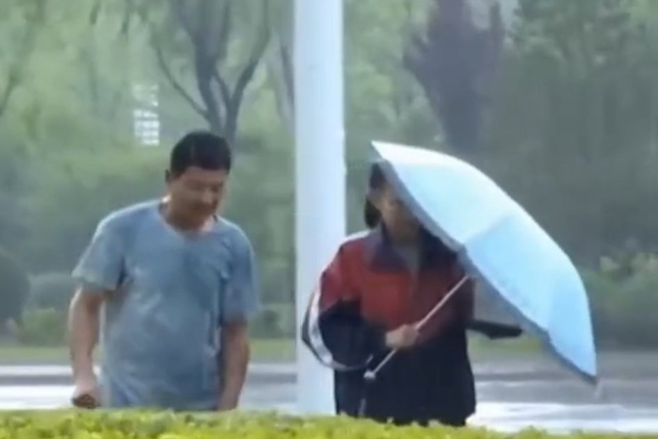 高考｜考场外陪考的父母，是一道令人动容泪目的风景线