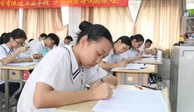 四川理科状元卢天彧：722分考上清华被嘲讽，二战学霸含金量低？