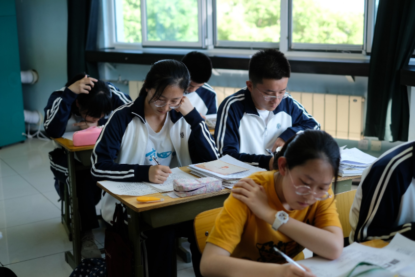 高三教室装空调，每人每天上交3元使用费，引发争议：这合理吗