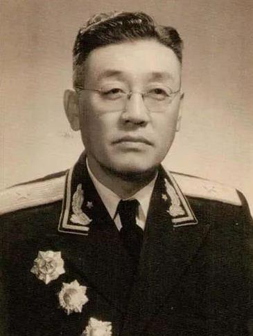 解放军首任军政委军衔：最高是上将，最低是少将，整体略低于军长