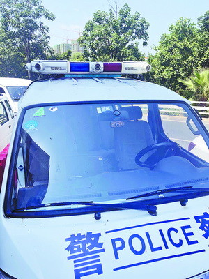 路边乱停车的车主们注意了！交警升级版“神灯”拍了拍你