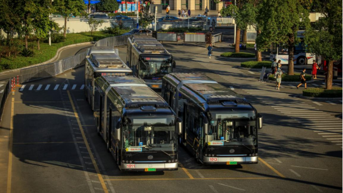 綠色科技，閃耀夷陵 比亞迪國內(nèi)首批純電動鉸接車投運宜昌