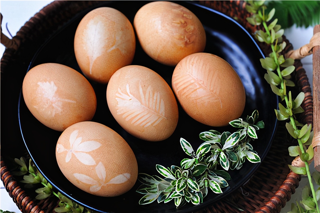 比水煮蛋入味，比茶叶蛋健康，煮一锅“立夏蛋”，好吃又好看