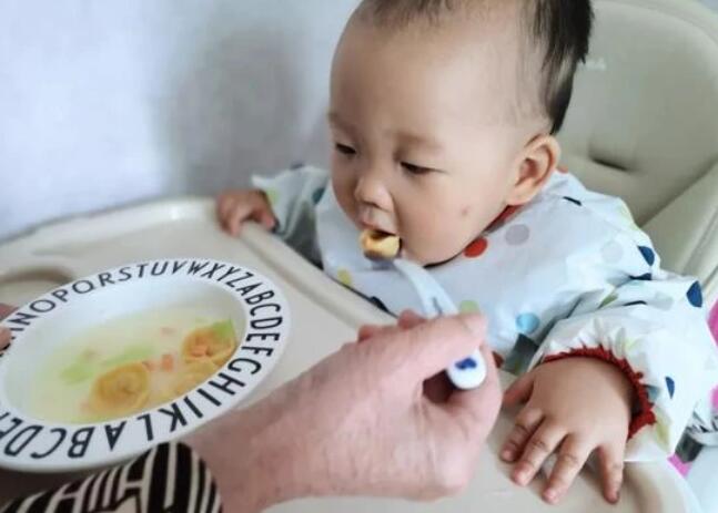 孩子什么时候添加辅食？除了月龄，这些条件也很重要