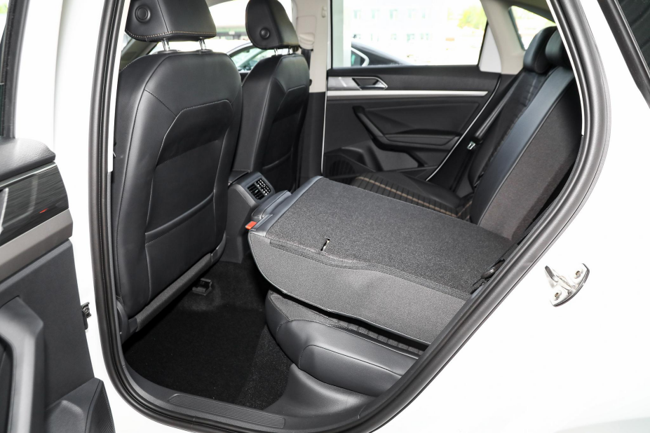 新款大众朗逸配置再升级,但比老款贵了一万七,看看成本加哪了