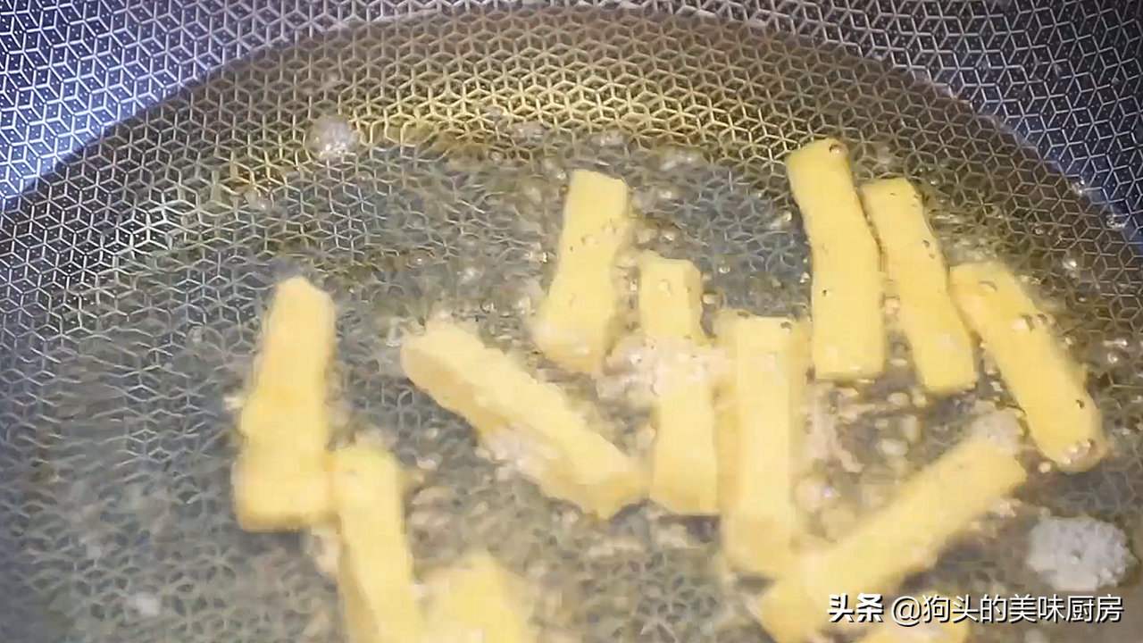 家里有鸡蛋就能做的鸡蛋酥，用料简单味道好，入口酥脆香而不腻