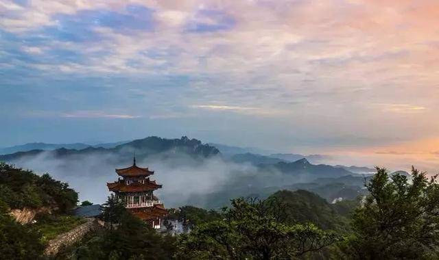 河南这个地方看日出绝对能与泰山匹敌，云雾像天外之云，仿佛人间仙境