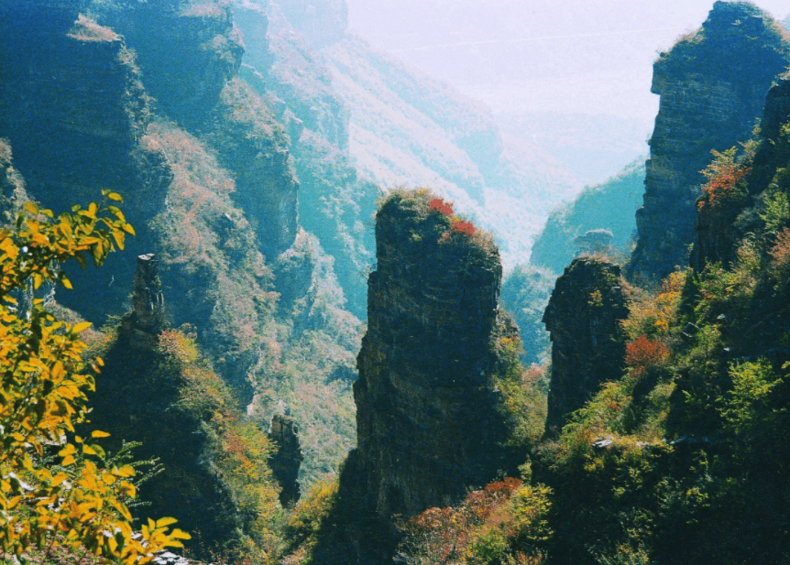 这景区四季瀑布千年泉，有千古未解之谜，云霞缭绕如仙境，免门票