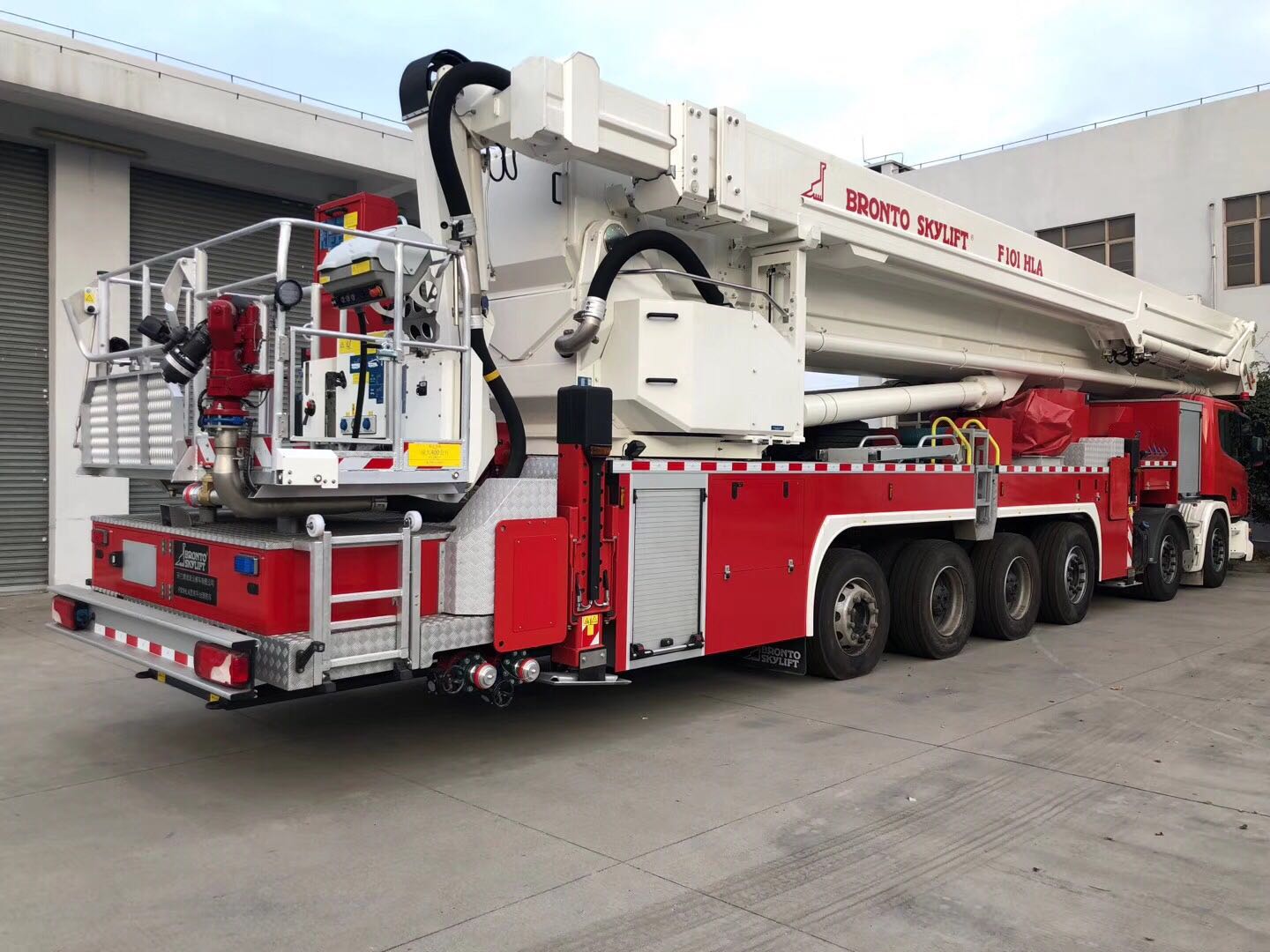 中国新高度!价值3000w的scania"擎天"101m云梯消防车