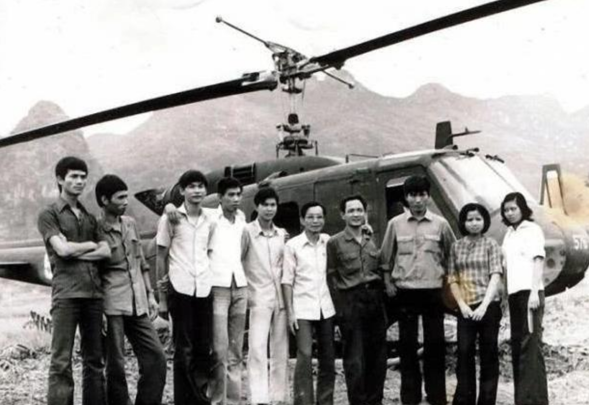 1981年，越南27岁飞行员夺直升机带9人逃亡中国，后来怎么样了？