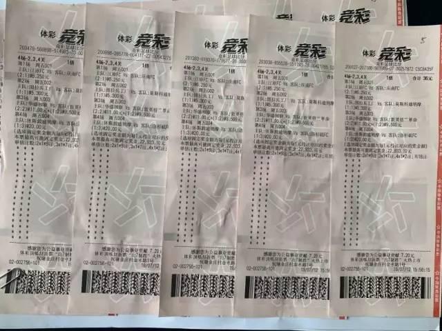 这位彩票店店员要火！一大群人跟着他买，结果全中