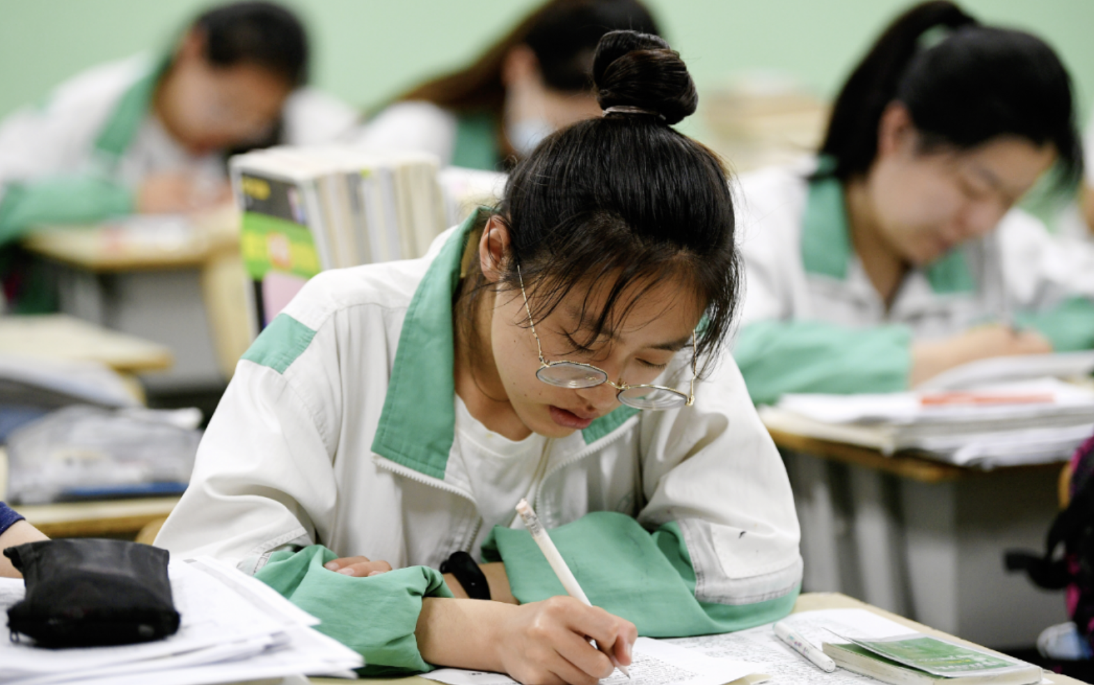 高考9个科目哪个最难？语文好得分，英语是很多理科生的噩梦