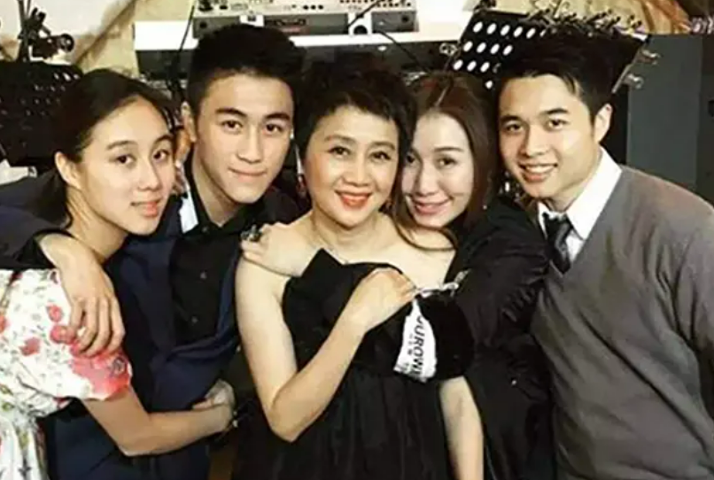 百億闊太梁安琪亮相，戴兩千圍巾站C位，為賭王生下5子終生未婚