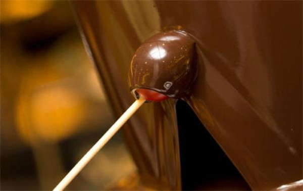 买巧克力先看包装袋，袋子上有这行字的，吃起来健康又放心