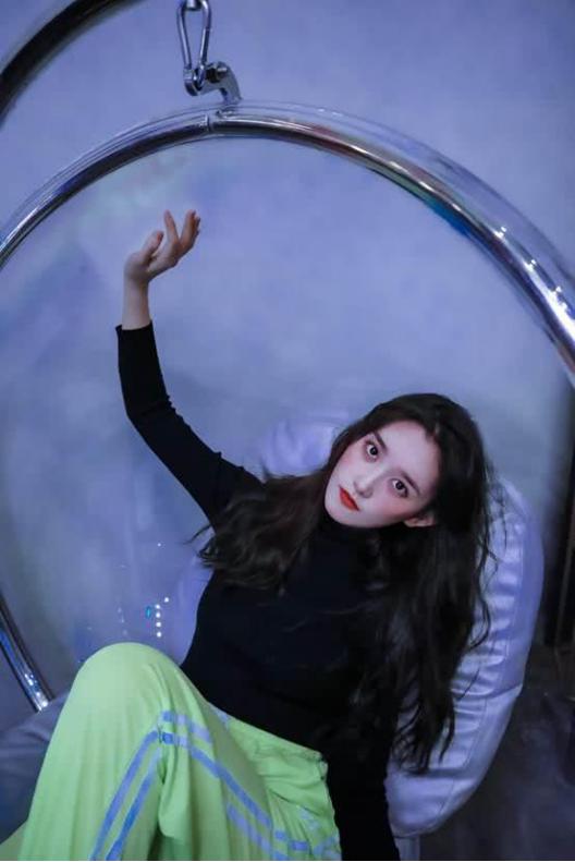 怪不得蒋依依读书时就有人追，看清她的校园穿搭后，换我我也追！