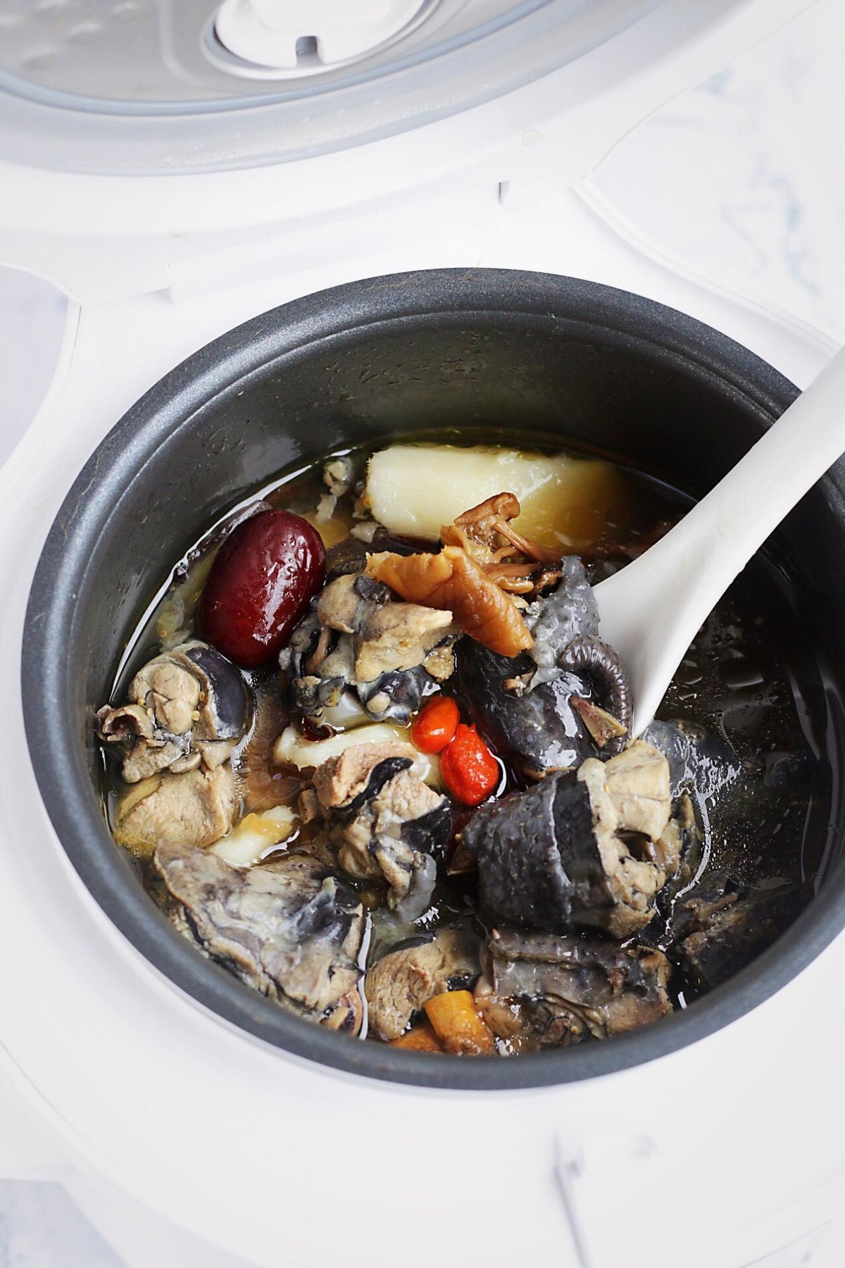 乌鸡炖什么好吃又有营养(最好喝的乌鸡炖汤做法)