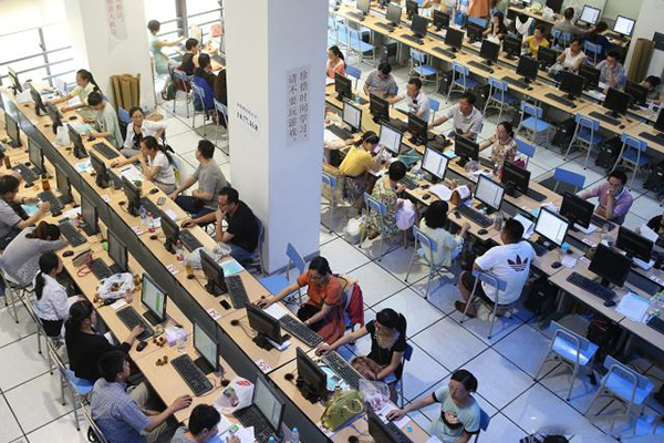 高考阅卷“现场照”流出，2000名老师原来这样阅卷，学生：长见识