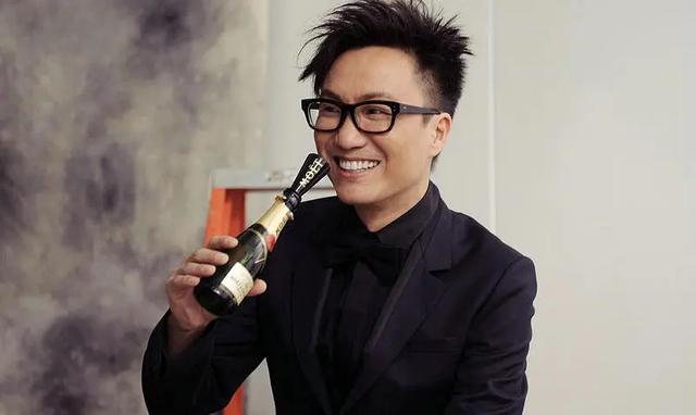 郑中基的下坡情史，38岁官宣婚讯当天离婚，49岁爱上5位港圈神颜