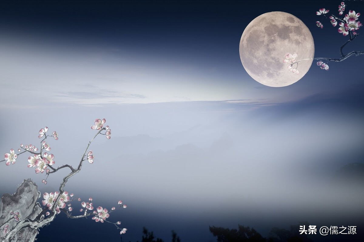 农历初三至初五呈现一轮弯月,古人称为眉月;初七初八呈现半个月亮,称