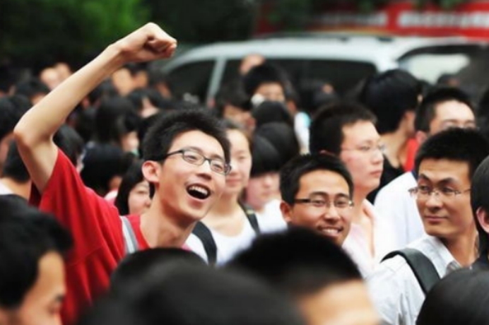 高考生估分450大哭，我日日夜夜学习，却要和200分的人一起读大专