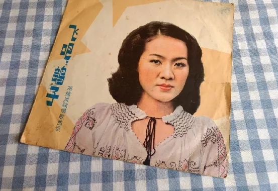 1983年在春晚一夜爆红的郑绪岚,遭封杀后离开中国,后来怎样了?