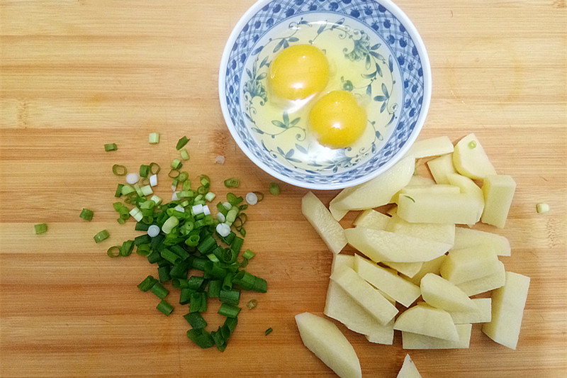 土豆番茄汤制作方法（教你做酸爽开胃的西红柿土豆汤）