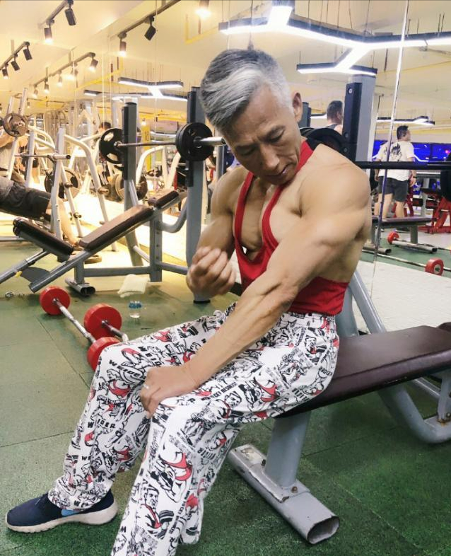 愿你我在年老发白之际，依然能够“鲜衣怒马，永远是少年”