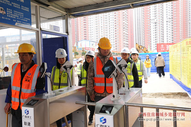 高校开始面向农民工招聘，保证工资由银行代发