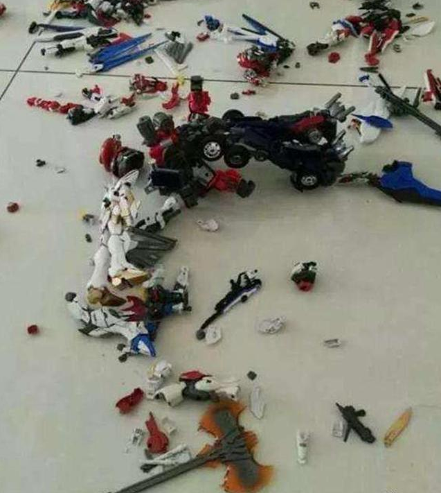 熊孩子掰断亲戚家15万手办,家长耍赖拒赔偿:不就是破塑料吗?