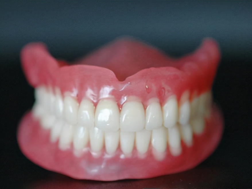 老年人装全口假牙有哪些弊端?应该如何适应?