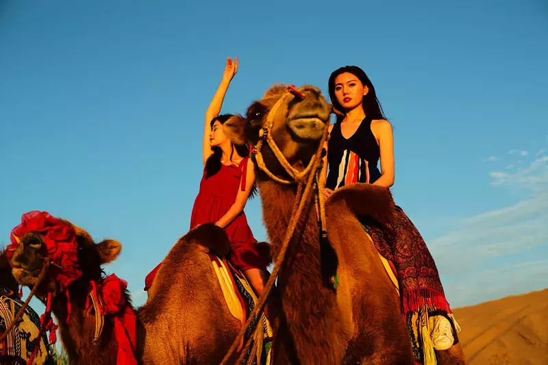 世界旅游小姐畅游巴彦淖尔，美女＋美景，保证让你看花眼