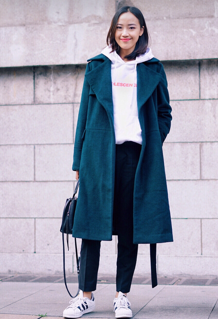 秋冬首选“大衣+卫衣”穿搭，时髦+减龄全有了，中年女性穿更合适