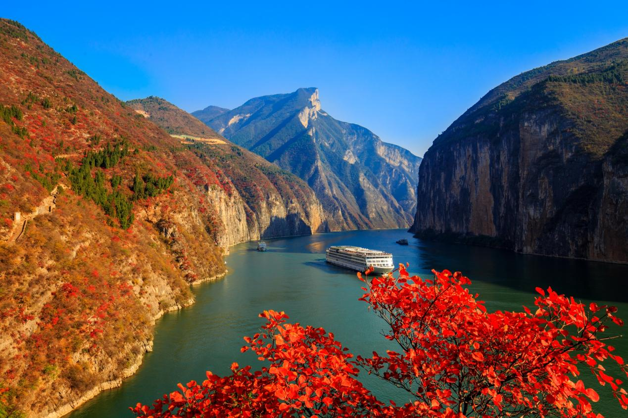 夔门雄峙巴山渝水间，奉节踏歌行