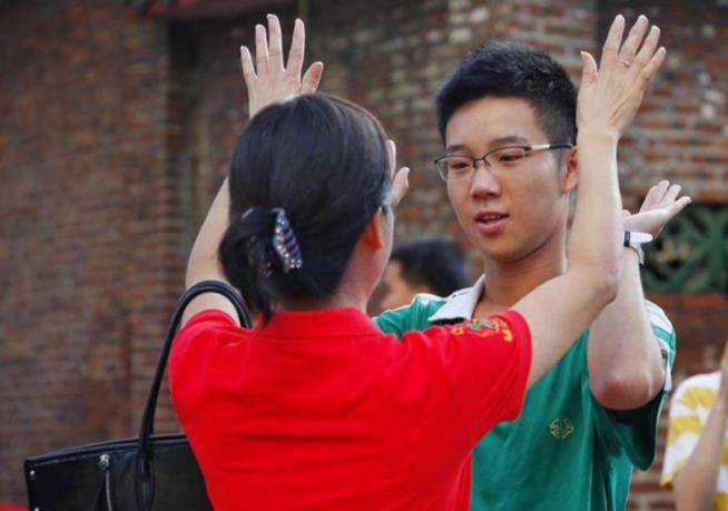 2021年高考分数线发布，文理科近百分之差，考生：学文的我太难了