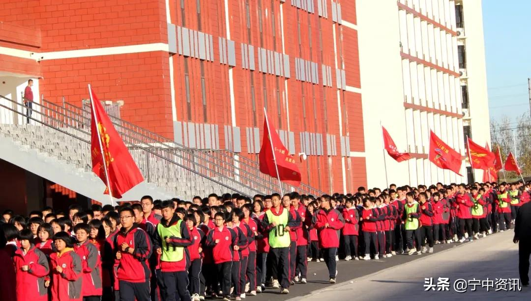 彩旗飘扬 口号铿锵——新一中校区励志跑操成为靓丽的风景