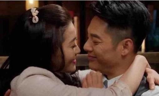 2017年,程愫20年婚姻一夜崩塌,毁她的是傅程鹏和周丽淇的那场吻戏