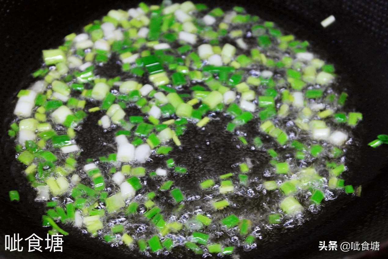 番茄金针菇这么炒，香味扑鼻，儿子爱吃，我家常做，十分钟做一盘