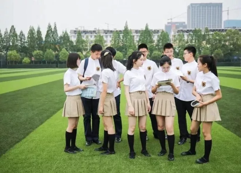 “为什么国产剧里的校服，永远比现实的好看”