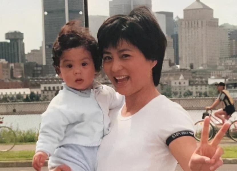 李玲玉：21岁嫁初恋，34岁再嫁犹太富商，和混血儿子的相处很特别
